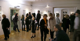 招待会: 芸術家ポア・アルトゥール【Arthur Poor】の作品がAndrä-Wördern文化ホールに展示されている