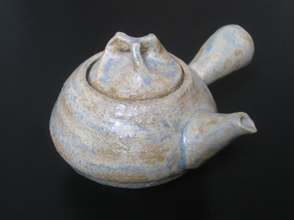 芸術家ポーア・アルトゥールが作った焼き物茶器