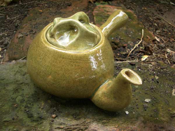 Teapot "Shizen Yellow-Green" by Arthur Poor
